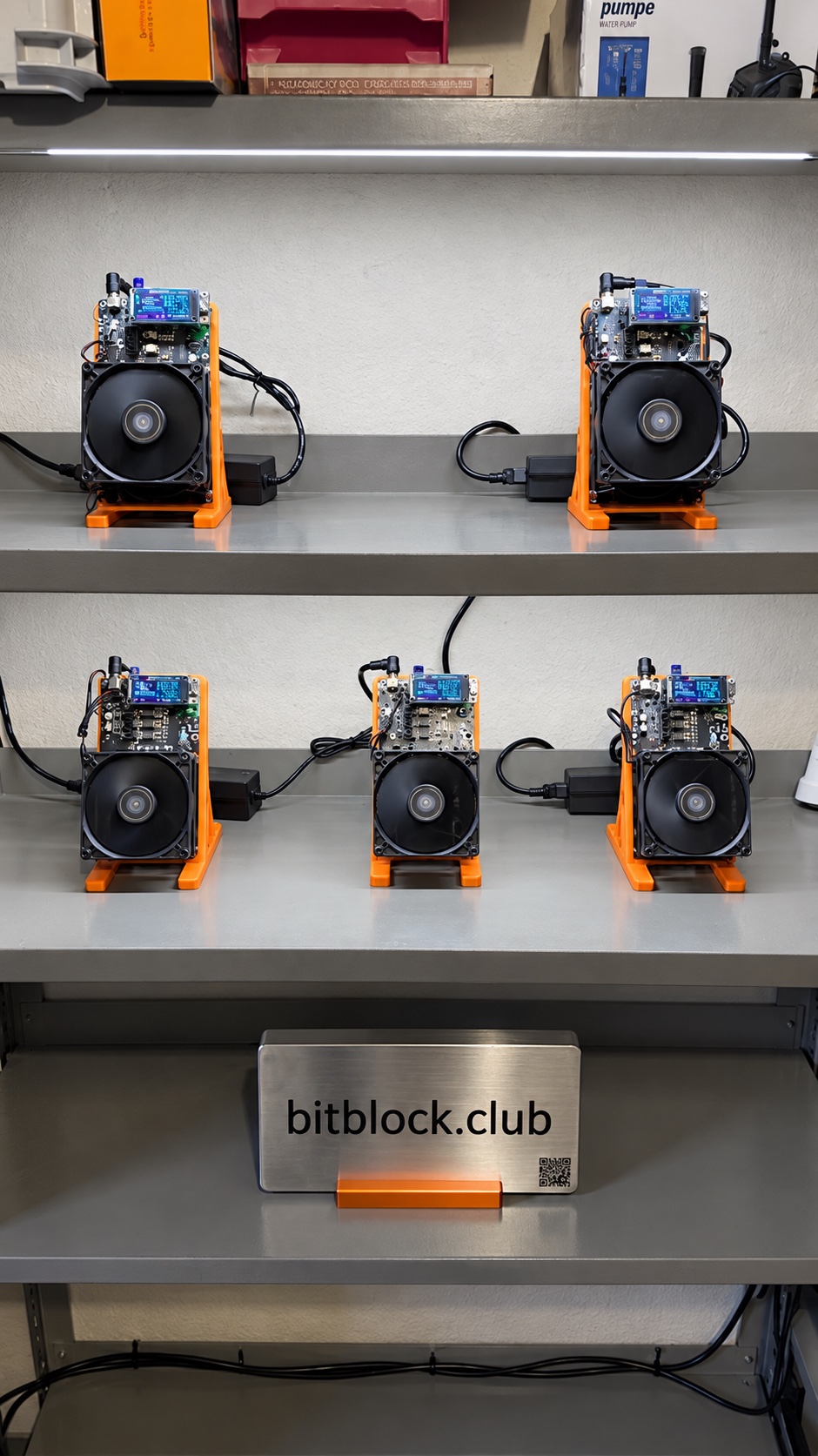 Die echten Mining-Geräte von BitBlock.Club im Betreiberregal
